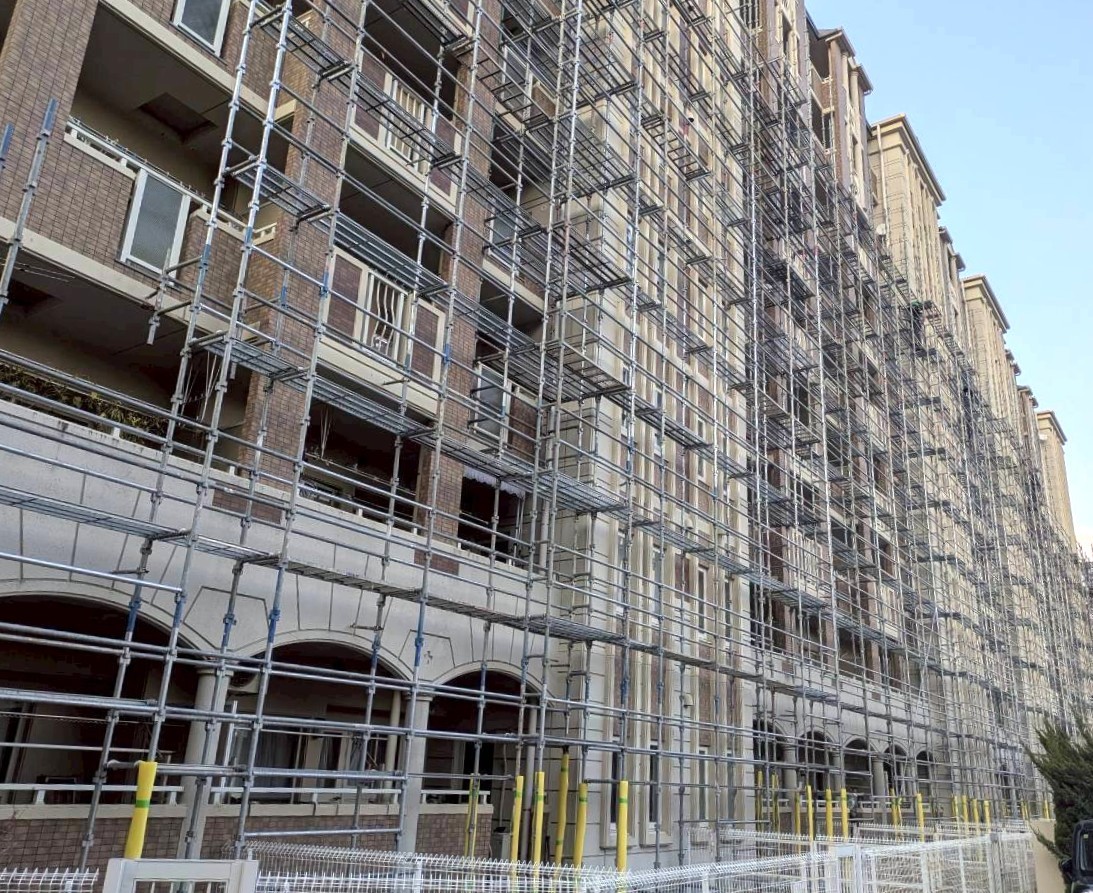 ウイングヒル棟で足場組立が始まりました