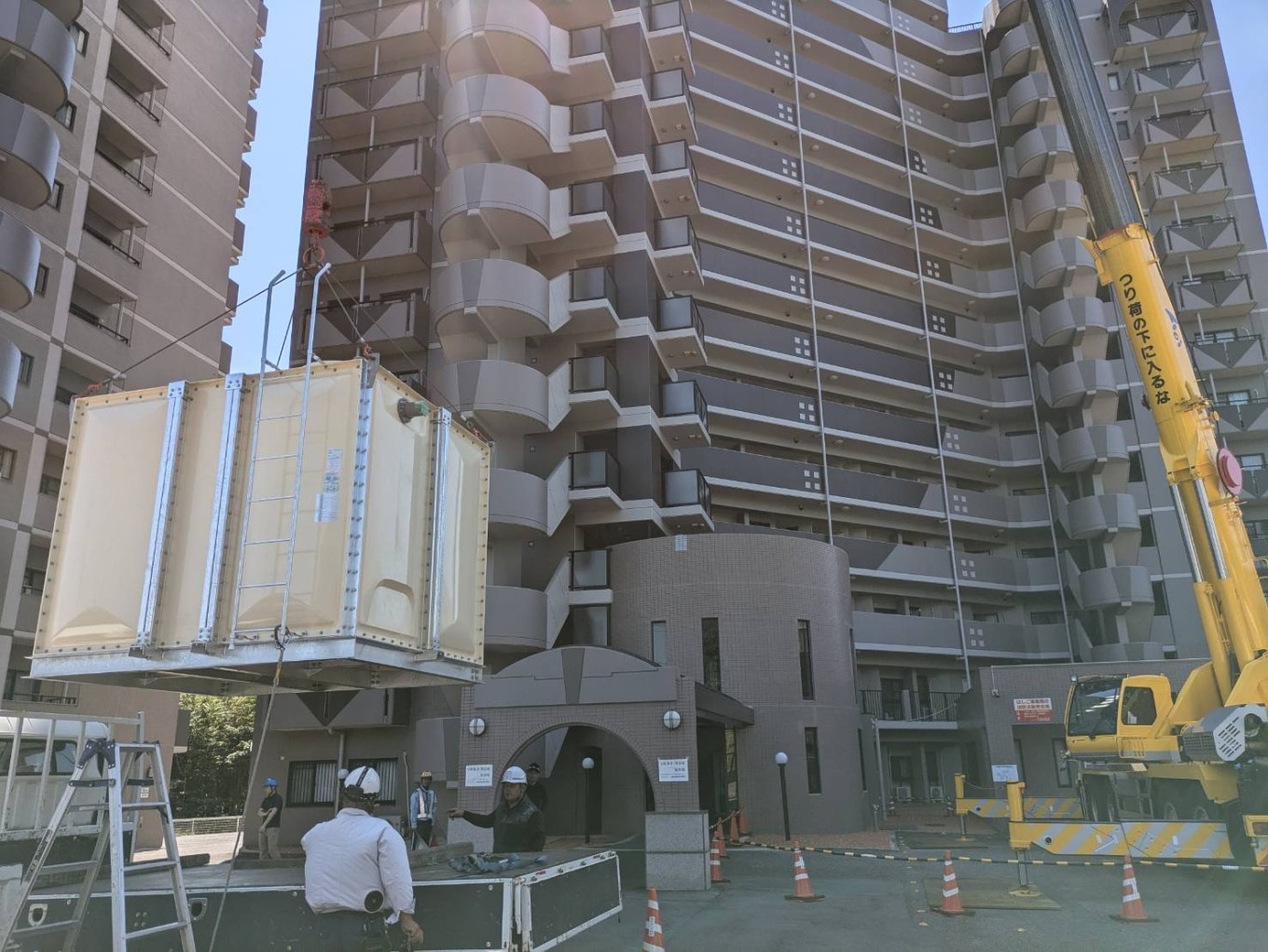 新しい高架水槽を屋上へ
