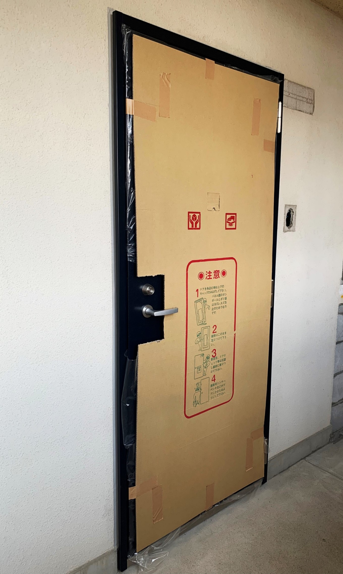玄関ドア 取付作業中