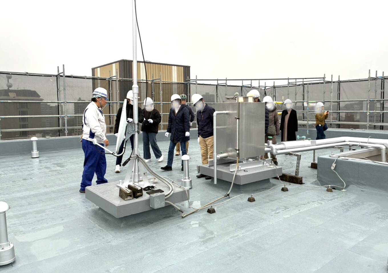 足場解体を前に、屋上で最終チェック