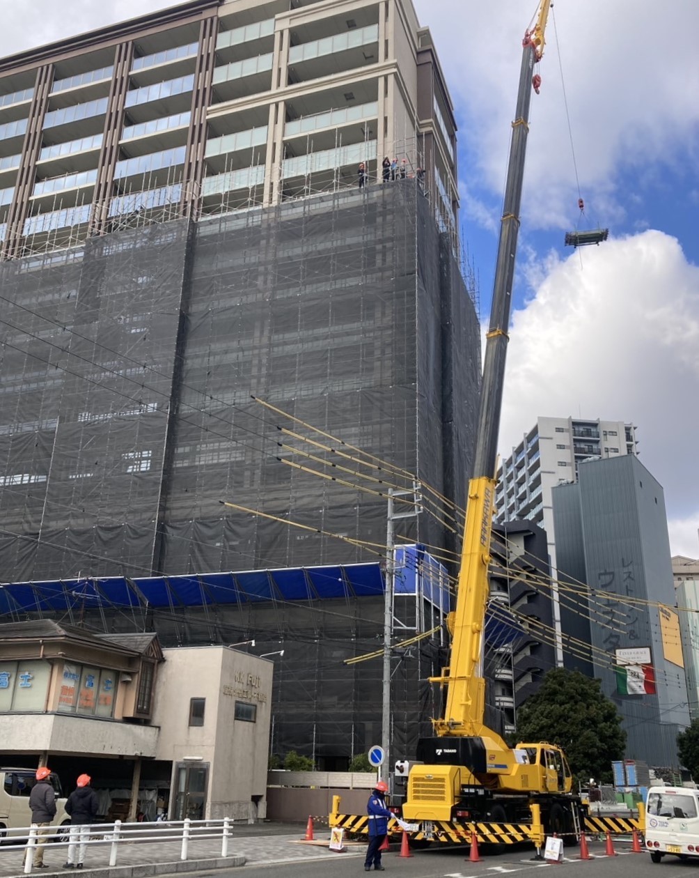 足場の組み立て中