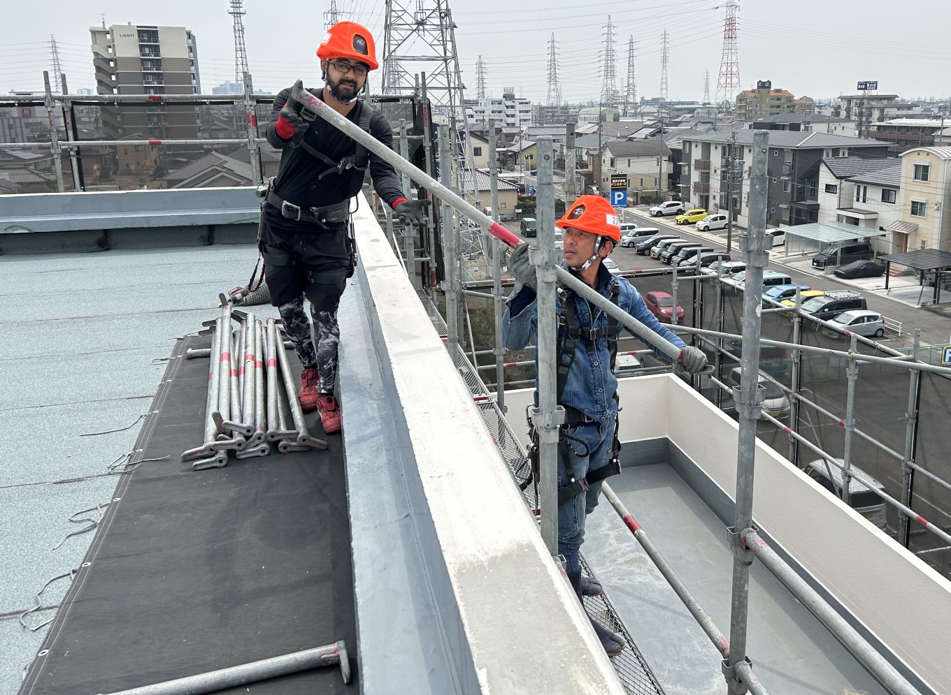 一部足場解体作業にはいりました。