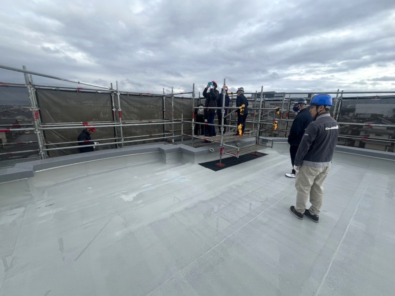 足場解体へ向けた最終検査を実施しました