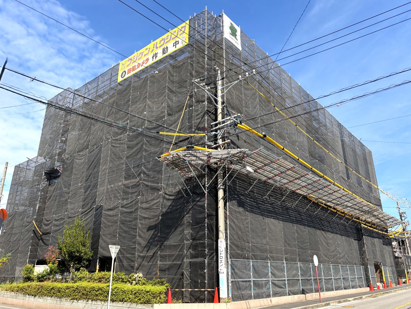 足場組立完了!工事スタートの準備が整いました