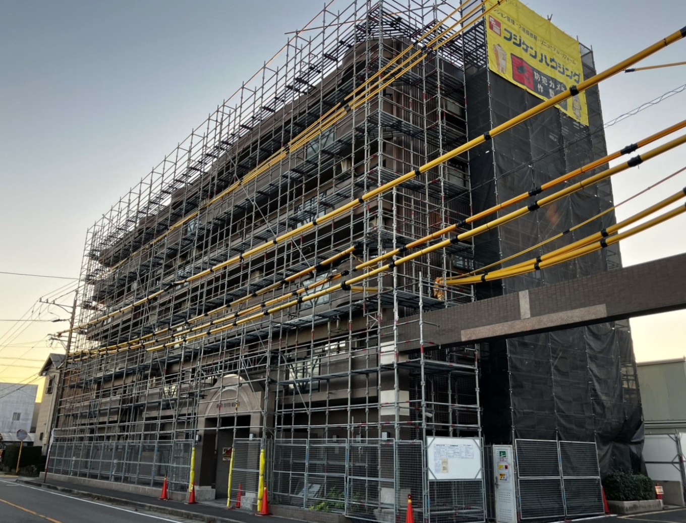 南面が見えてきましたー足場解体の様子。