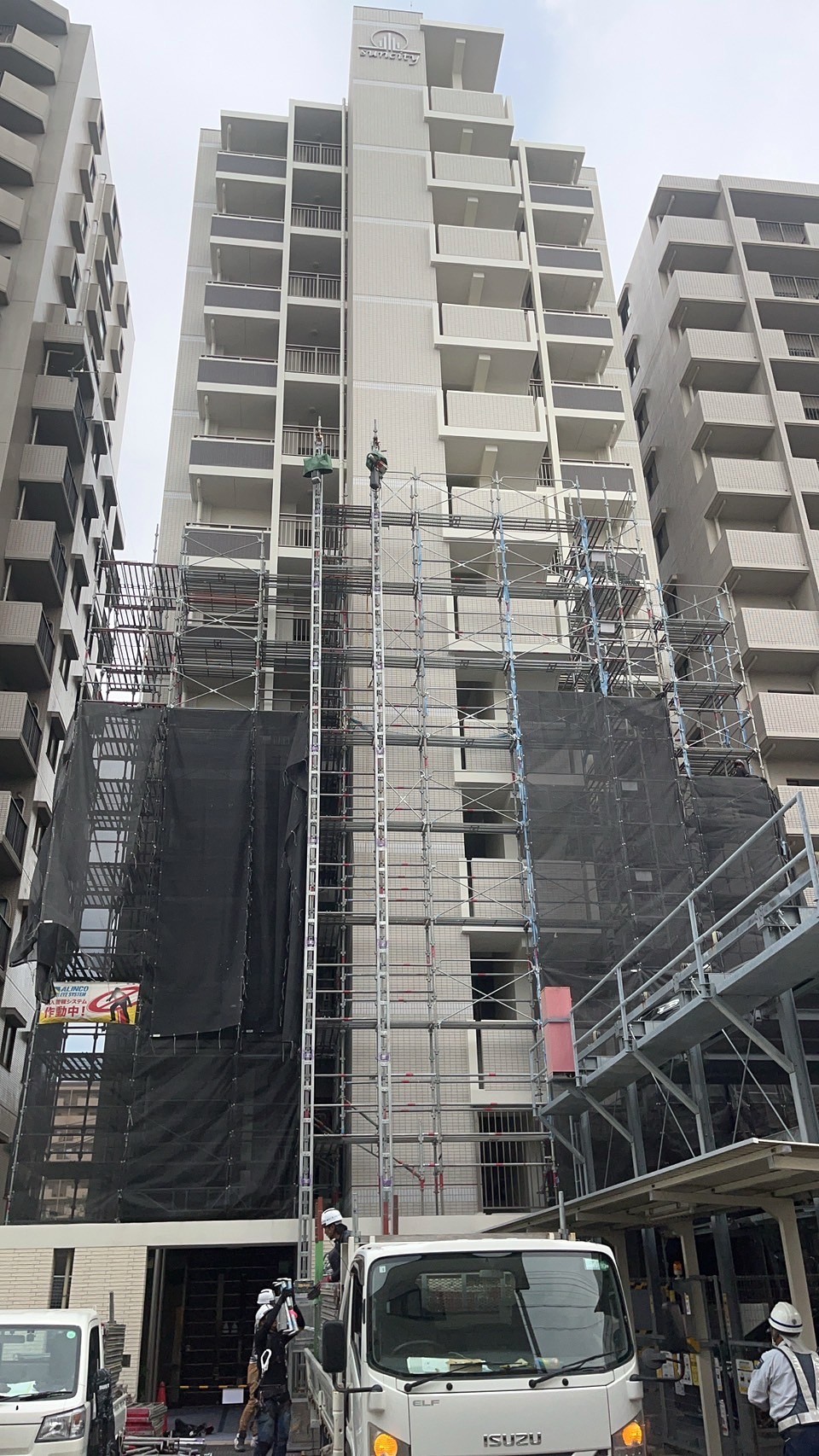 足場の解体 竣工まであと少し