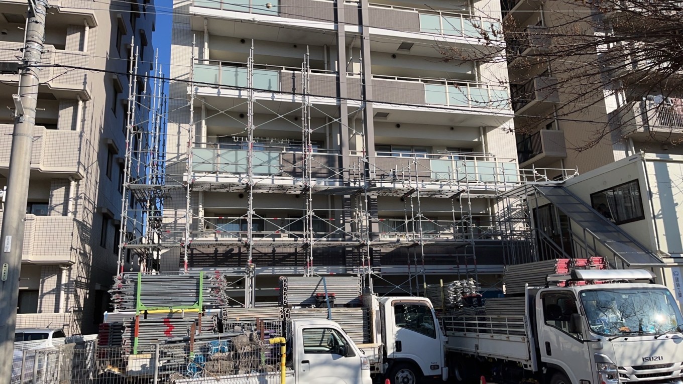 足場の組み立てが始まりました