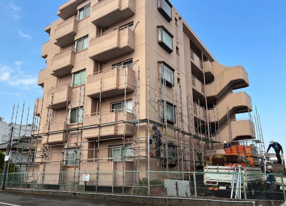 ５階建てマンションの足場組立工事｜大規模修繕工事がスタート